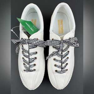 Tretorn Women’s Nylite White Canvas Sneakers. Size 9.
NWT.